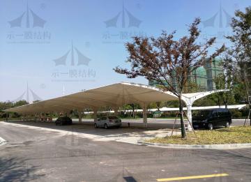 我們?nèi)绾芜x擇實用的膜結(jié)構(gòu)停車棚？
